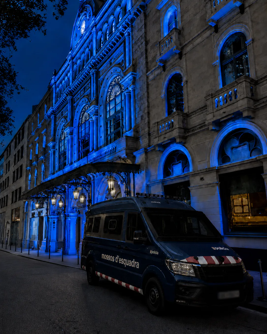 Furgoneta de Mossos d'Esquadra de nit